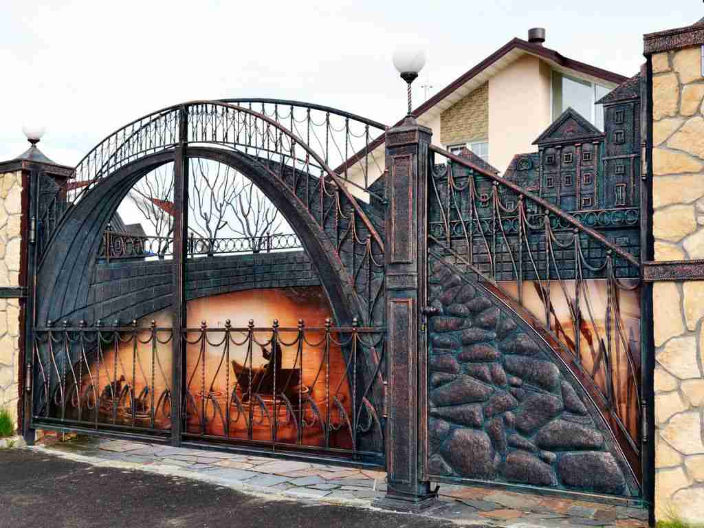 Как можно украсить распашные ворота?